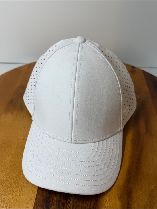 Melin Other - Melin white A-Game Hydro hat, clean, size CL,
Minor stains and discoloration.